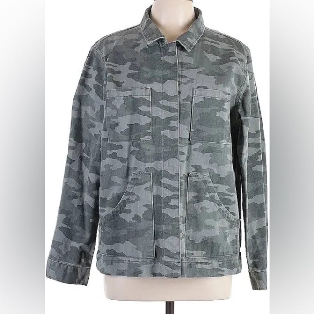 Women’s M Universal Thread Camo Jacket